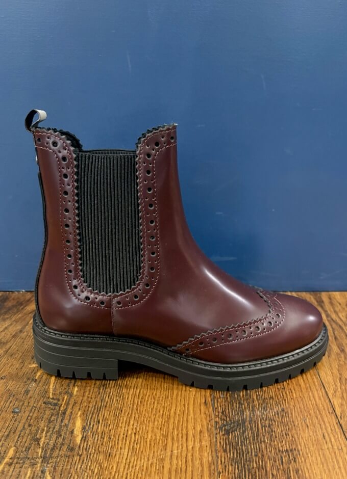 Fawne Chelsea Boot | Cherry